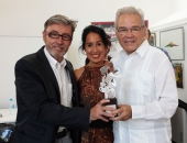 Antoni Mas, presidente de la Fundació Ernest Morató, Indira Ferrer-Morató y Cecilio Tieles. 6 de julio de 2014.