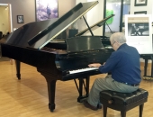A Cecilio Tieles se le concedió el honor de probar el piano que perteneció a Vladimir Horowitz y que estaba en la sede de Steinway Piano Gallery en Miami. 13 de noviembre de 2014.